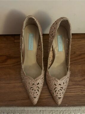 Betsey Johnson Women’s Sz 9M Bejeweled Cream Wedding Bridesmaid Party Heels